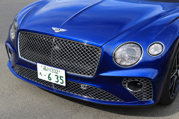 大きなラジエーターグリルや、丸形をモチーフとした4つのライトなど、従来のデザインモチーフを守りながら、洗練された印象をもらたすフロントマスク。