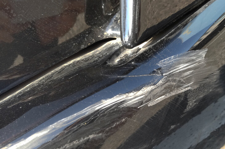 ボディーとバンパーのズレに注目。見ればこちらにも亀裂が入っている。