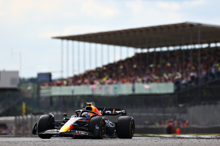 レッドブルのセルジオ・ペレス（写真）は2位でフィニッシュ。予選4位からスタート時の接触でウイングを壊し、修理のためのピットインで17位まで落ちるも、その後の挽回が見事だった。残り10周となったセーフティーカー明けで4位、その後はレッドブルのストレートスピードを生かしてルクレールやハミルトンとバトルを繰り広げ、2位の座を勝ち取った。（Photo=Getty Images / Red Bull Content Pool）