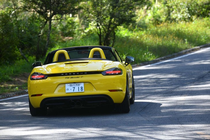 リアアクスルには機械式のLSDを標準装備する。