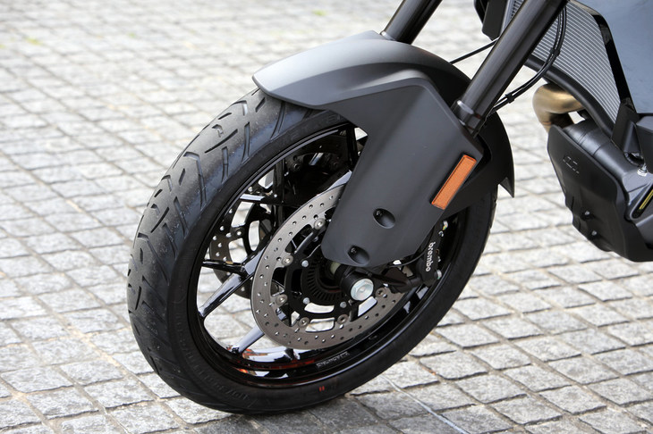 「1090アドベンチャー」に装着されるオンロードタイヤ「メッツラー・ツアランス ネクスト」。タイヤサイズは、前が110/80R19、後ろが150/70R17。