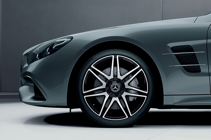 ハイグロスブラックペイント仕上げとなる19インチサイズのAMG 7ツインポークアルミホイール。