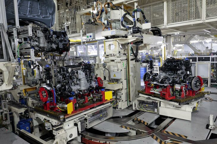 車体へと組み付けられるフロントセクション。アメリカからはるばるやってきたエンジンと、鈴鹿製の6段MT、そして寄居工場内で組み立てられたフロントサスペンションを、サブフレームにセットしたものだ。