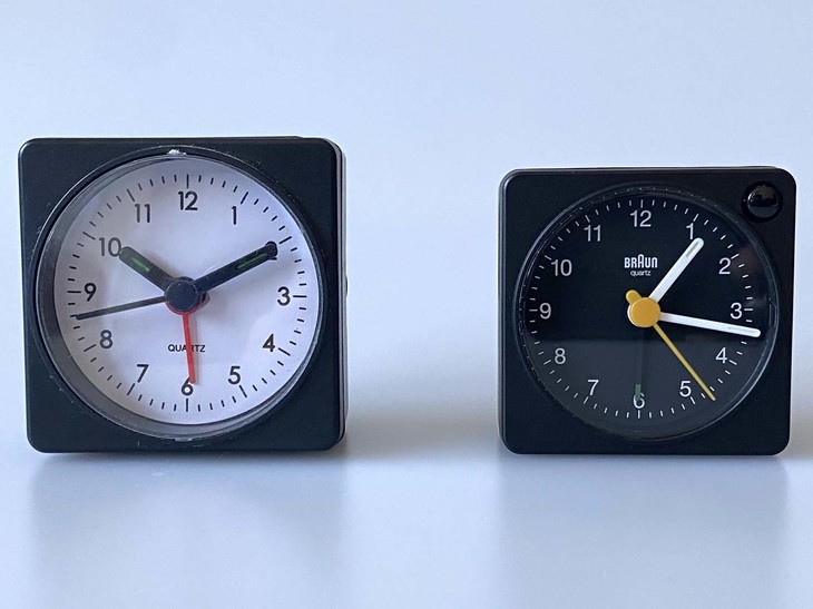 今回は、わが家の時計に関するお話を。雑貨チェーン店のタイガーで購入した商品（写真左）と、それが参考にしたと思われる「ブラウンBC02XBV」（同右）。