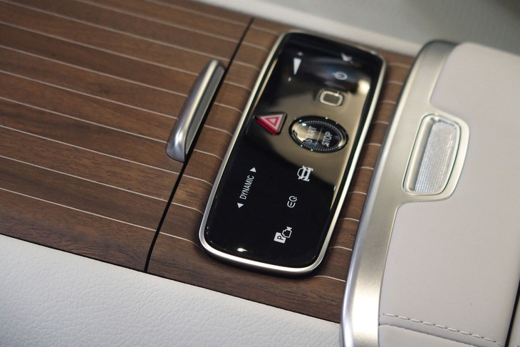 メルセデス・ベンツEQS580 4MATIC SUVスポーツ（センターコンソールのスイッチパネル）