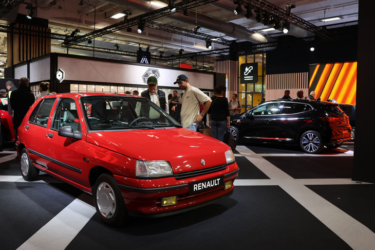 ルノーは「Cliorama」をテーマに、写真の初代から2025年9月に発表された6代目までの「クリオ」のヒストリーを展開した。