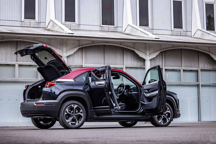 「MX-30ロータリーEVエディションR」のボディーサイズは全長×全幅×全高＝4395×1795×1595mm、ホイールベースは2655mm。車重は1780kgと発表されている