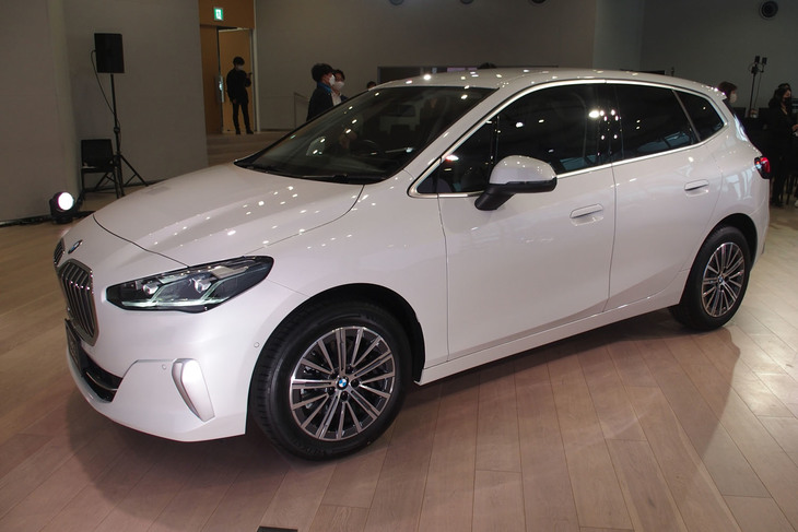 218iアクティブツアラー エクスクルーシブ（フロントビュー）