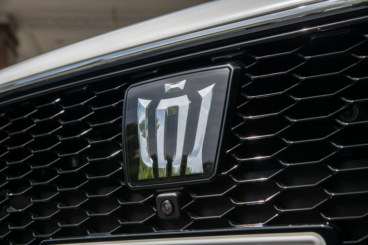 2代目「クラウン」で初めて採用された王冠のエンブレムは、デザインを変えつつ今日にも受け継がれている。（写真＝向後一宏）