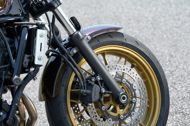 足まわりは、前がφ41mmの正立テレスコピックフォーク、後ろが水平リンク式モノサスペンションの組み合わせ。高い路面追従性と軽快なハンドリング、快適な乗り心地を同時に追求した調律となっている。