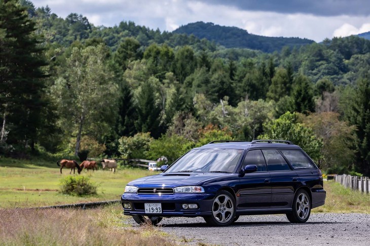 1993年10月に「レガシィ」シリーズは2代目となるBD／BG型に進化。ボディーを初代モデルと同様に5ナンバー枠に収めつつ、ホイールベースは50mm延長された。ボディーサイズ：全長×全幅×全高＝4680×1695×1490mm、ホイールベース：2630mm。