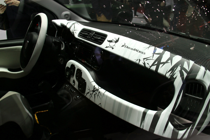 「フィアット・パンダ」の『カンフーパンダ』仕様のダッシュボード。「三菱i-MiEV」の『ハローキティ』仕様に勝てる、唯一のイタリア車であろう。