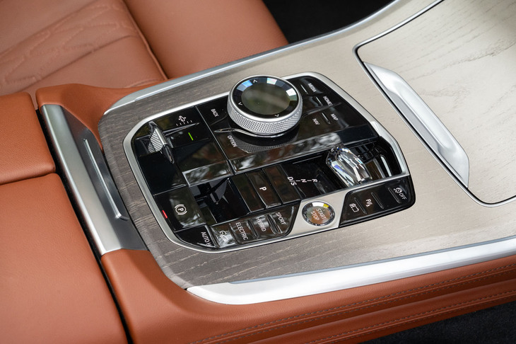 シフトセレクターは指先で操作できるコンパクトサイズに。クリスタル製のレバーはBowers ＆ Wilkinsのオーディオおよびスカイラウンジパノラマガラスサンルーフとセットの「ファーストクラスパッケージ」（90万4000円）に含まれている。