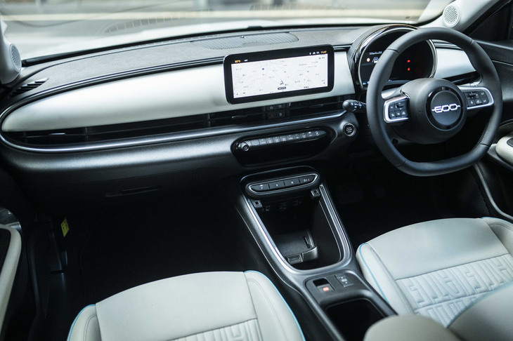 フィアット600e（コックピット）