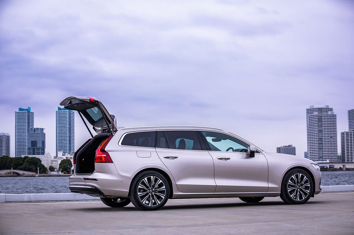 ボディーサイズは全長×全幅×全高＝4780×1850×1435mm、ホイールベース＝2870mm。車重はオプションのサンルーフ装着車が1730kgと発表されている。