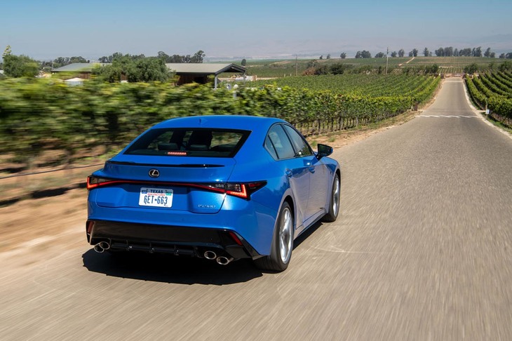 高回転域でのエンジン音は快感の一言。ただし、人工的に音をつくるサウンドジェネレーターの類いは備わっていない。