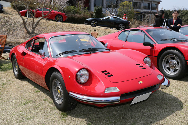 今も高い人気を誇る「ディーノ246」はベルリネッタの「GT」と、タルガトップを備える「GTS」の2タイプがそろった。