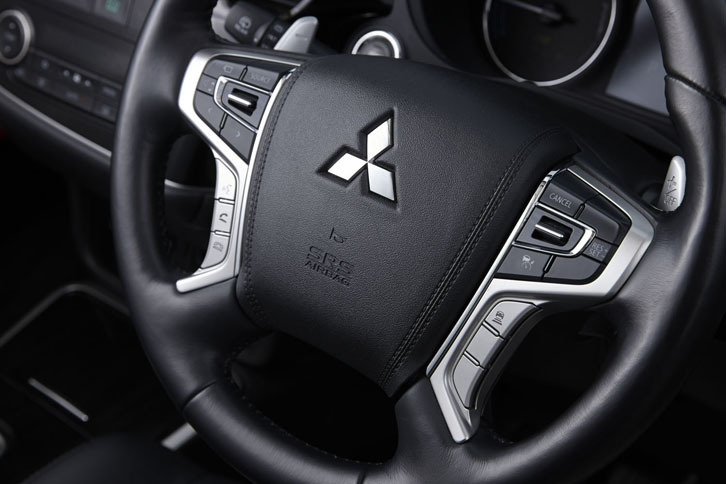 ステアリングホイールの右側スポークには、クルーズコントロールのスイッチがレイアウトされる。左側には、カーオーディオやハンズフリーシステムのスイッチが並ぶ。