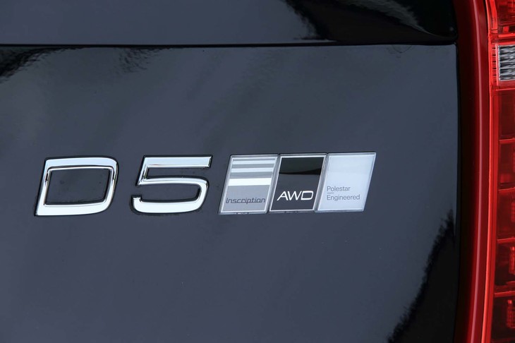 「D5」「Inscription」「AWD」と並んで貼られた「Polestar Engineerd」バッジ。