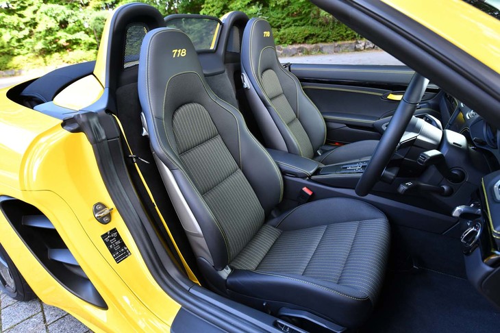 シートは背もたれの角度調整のみが電動で、前後と高さの調整は手動式。表皮のストライプの部分にはスポーツテックス（ファブリック）が使われる。