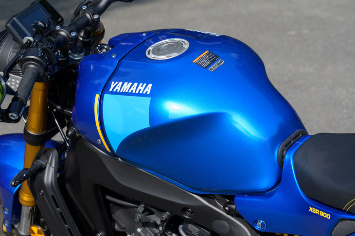 試乗車のカラーリングは、1980年代に活躍したソノートヤマハのマシンをモチーフにしたという「ブルーメタリックC」。黒のモノトーンである「ブラックメタリックX」も用意される。