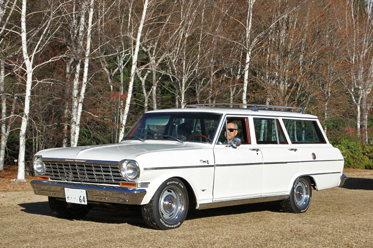 1964年「シボレー・シェビーIIノバ ワゴン」。リアエンジンの「コルベア」とは対照的にオーソドックスな設計のコンパクトカー。