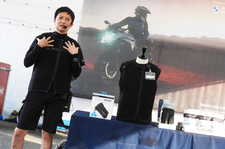 協賛社エリアのステージでは、実演をまじえての商品紹介も行われた。こちらはRSタイチがリリースした「送水クールベスト」の紹介の様子。専用のクーリングウオーターを電動ポンプで循環させ、走行風によって体を冷やし、夏でも快適なツーリングが楽しめるというアイテムだ。