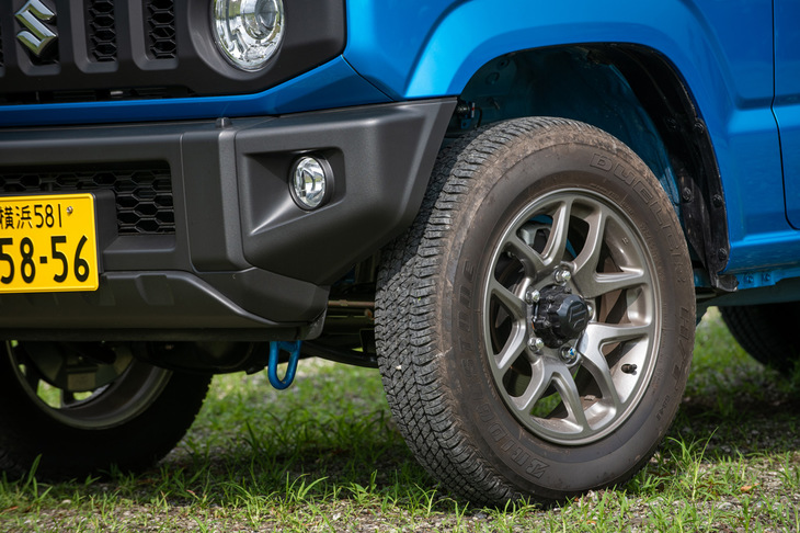 ドーナツを思わせる偏平率の高さが目を引くタイヤ。サイズは175/80R16で、「XC」には写真のアルミホイールが、「XL」と「XG」にはスチールホイールが組み合わされる。