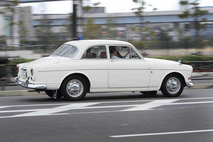 衝突安全性を考慮して、ボディーの前後方向に丈夫なフレームがわたされていたという「122Sアマゾン」。その丈夫なつくりは、走りにも特徴を与えていた。