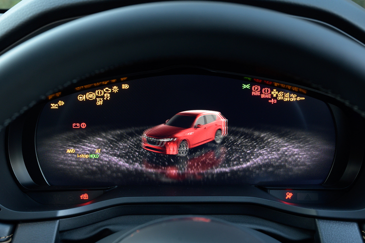 12.3インチのメータースクリーンにはド派手なオープニング画面が表示される。カッコいいのは確かだが、マツダが目指してきた世界観とはちょっと違うような感じも少々。