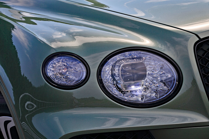 82個のLED光源を備えたマトリクスLEDヘッドランプ。レンズ内には、クリスタルカットガラスをほうふつさせるデザインが取り入れられている。