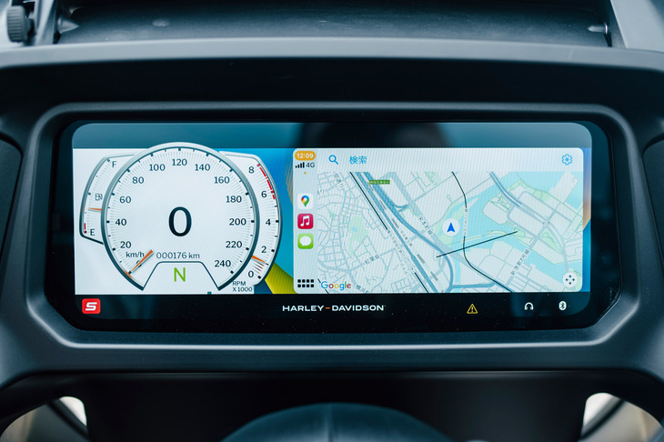 インフォテインメントシステムにはハーレーダビッドソン独自の「Skyline OS」を採用。Apple CarPlay／Android Autoに対応しており、ナビゲーションをはじめ、携帯端末内のアプリを車載モニターで使用できる。