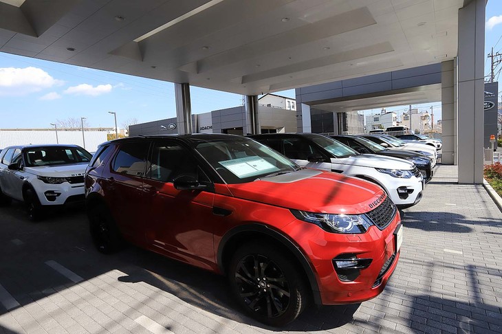 展示エリアに並べられた、ランドローバーとジャガーの認定中古車。