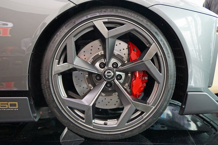 タイヤは21インチの「ミシュラン・パイロットスーパースポーツ」が装着されていた。