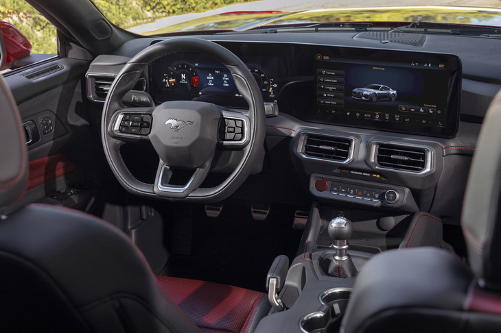 7代目「マスタング」のコックピット。12.4インチのメータークラスターと13.2インチのタッチ式ディスプレイを組み合わせた、横長の液晶パネルが目を引く。