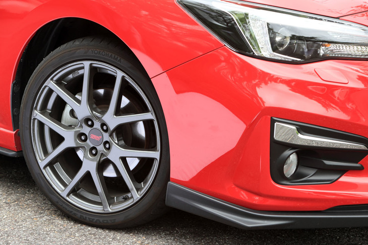 ガンメタリックの「STI 18インチアルミホイール」がスポーティーさを強調する。今や地味な印象も受ける「インプレッサ」だが、新世代プラットフォームを採用するモデルの中でも「最も質の高いフットワークを提供してくれる」一台だ。