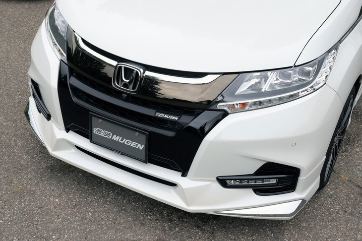 フロントロアグリルやフロントアンダースポイラーを装着することで、フラッグシップミニバンにふさわしいボリューム感に富んだ見栄えが演出されている。