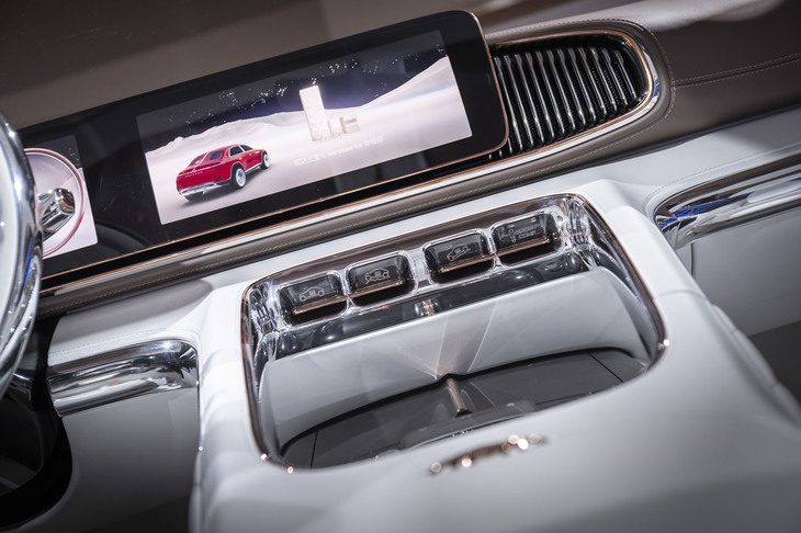 ビジョン・メルセデス・マイバッハ・アルティメット ラグジュアリー（センターコンソール）