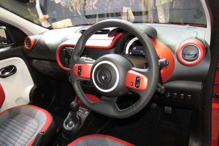 ルノー・トゥインゴ インテンス（ステアリングホイール）