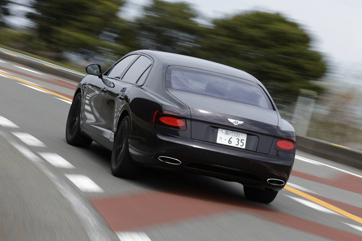 「フライングスパーW12 S」の動力性能は、0-100km/h加速が4.5秒、最高速は325km/h。ベントレーの4ドアモデルとして、初めて最高速が時速200マイル（約322km/h）を超えたとアピールされている。