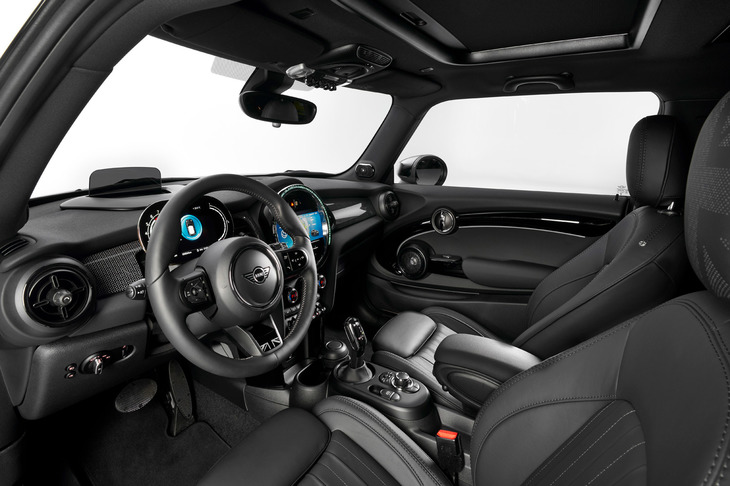 「MINIクーパーS 3ドア」のインテリア。内装デザインには家具やファッションのトレンドを取り入れているという。