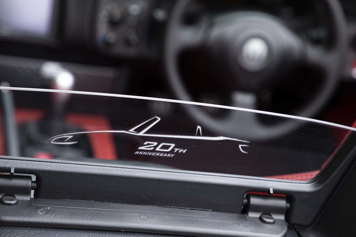 リアの整流板も20周年記念ロゴ入り。ただし、こちらは今回発売されるアクセサリーパーツには含まれておらず、ホンダアクセスの遊び心によるもののようだ。