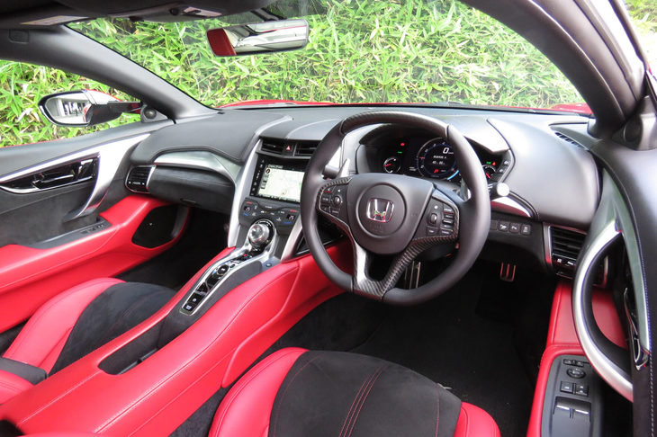 現行型「NSX」のインストゥルメントパネルまわり。広いガラスエリアと厚みを抑えたダッシュボード形状などにより、NSXはドライバーにストレスを感じさせない、広々とした視界を実現している。