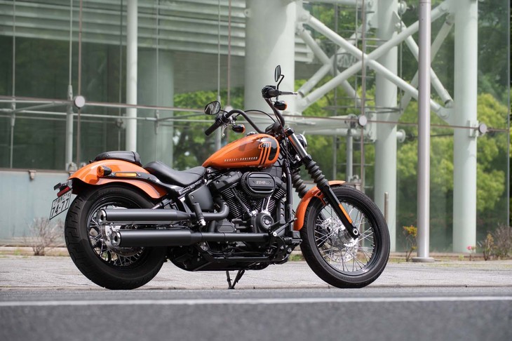 余計な外装をはぎ取ったかのような“ボバースタイル”が特徴の「ストリートボブ」。2021年モデルは排気量アップを反映し「ストリートボブ114」を名乗る。