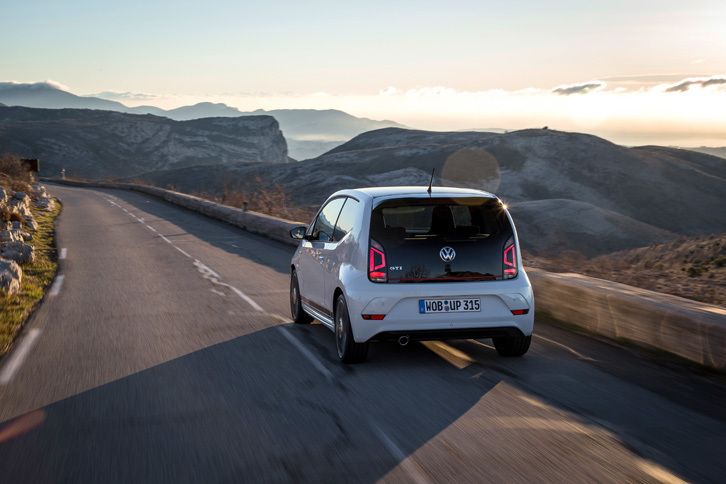 動力性能については、0-100km/h加速が8.8秒、最高速が196km/hと発表されている。