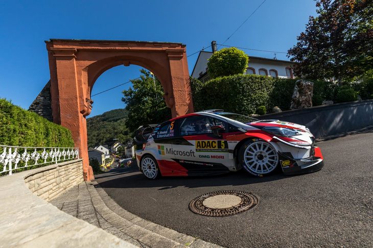 2019年のラリー・ドイチェランドにて、市街地を走る「トヨタ・ヤリスWRC」。日本でもこんなラリーが見られるのかと思うと、今から楽しみ。