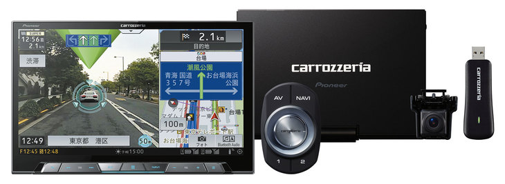 「AVIC-CL902-M」
	W（ワイド）XGAディスプレイを搭載するのが8V型画面の「AVIC-CL902」。これに写真の右の黒い箱状の機器「マルチドライブ・アシスト・ユニット」と、通信モジュール、フロントカメラを同梱するモデルは型番の末尾に「-M」が付く。
	オープン価格（実勢価格22万円前後）