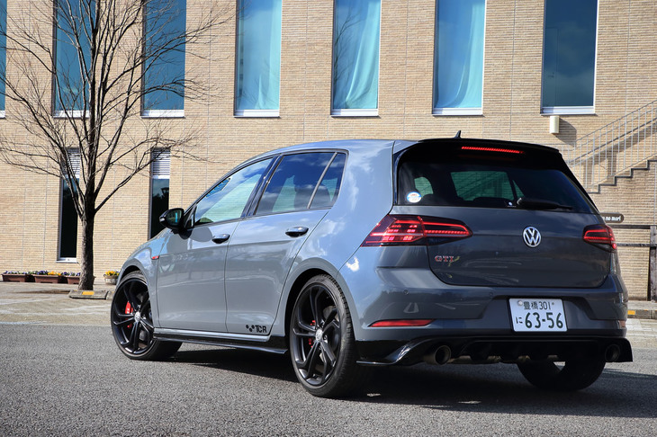 シャシーの強化策として「ゴルフGTI TCR」には、電子制御油圧式フロントディファレンシャルロックやアダプティブシャシーコントロール“DCC”などが標準装備される。