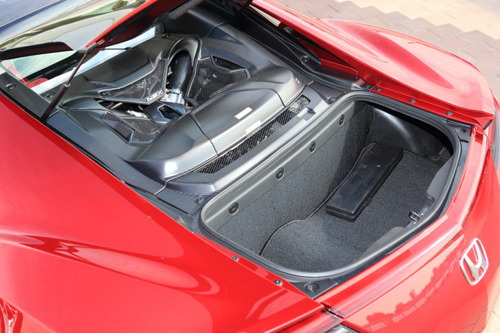 車両の後端に設けられたトランクルーム。トランスミッションのアクチュエーターが干渉するため、床面には凹凸が見られる。