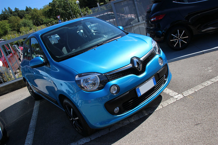 ディーラーにて。3代目（現行型）「トゥインゴ」。